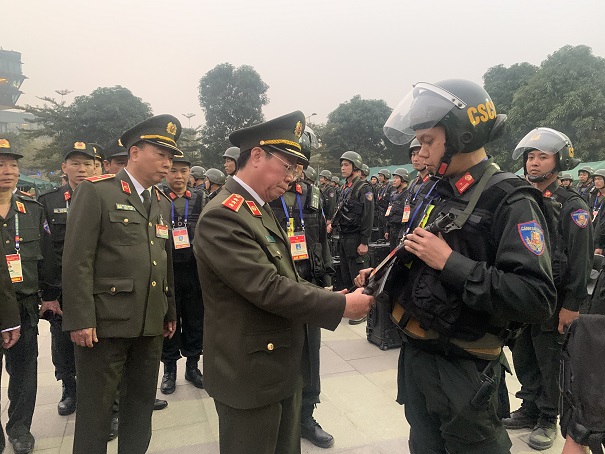Thứ trưởng Bùi Văn Nam kiểm tra việc triển khai lực lượng, phương tiện, thiết bị bảo đảm ANTT Đại hội của Công an các đơn vị. Ảnh BCA