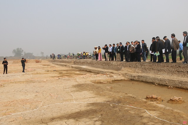 Các nhà khoa học, khảo cổ học, quản lý văn hóa khảo sát các hố khai quật tại trung tâm di sản Thành Nhà Hồ. Ảnh Báo Thanh Hóa