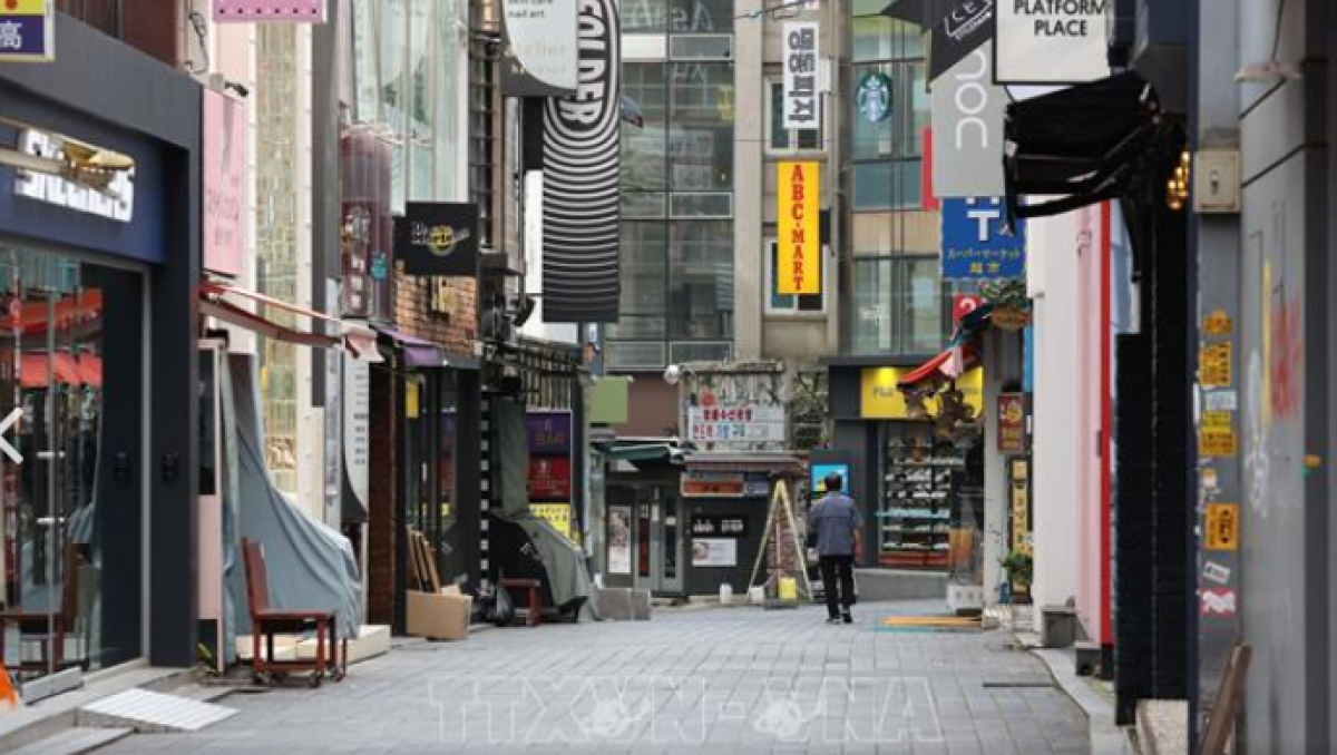 Cảnh vắng vẻ trên đường phố Soeul, Hàn Quốc trong bối cảnh dịch Covid-19 đang lan rộng. Ảnh: TTXVN
