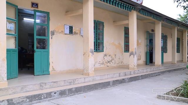  Khu nhà cấp 4 lợp tôn với tuổi đời gần 40 năm, sau nhiều lần tu sửa đã không còn tình trạng ngập nước, thấm dột khi mưa nhưng lớp tường trát vữa thường xuyên bong tróc, bụi bẩn và ẩm mốc