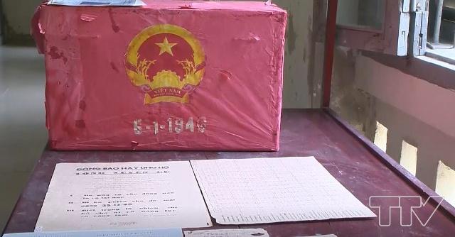Đây là hòm phiếu bầu cử Quốc hội khóa I, ngày 6/1/1946 của khu phố  6 và 7, thuộc khu vực phố Lớn, nay là đường Trần Phú, thành phố Thanh Hóa. Hòm phiếu này vốn là chiếc rương gỗ của một gia đình trong phố, mà Ban tuyên truyền bầu cử mượn, sau đó được một thợ giày da viết chữ đẹp và khéo tay trang trí. Suốt 75 năm qua, hòm phiếu được Bảo tàng tỉnh Thanh Hóa bảo quản và là một trong số ít những hiện vật quý về ngày Tổng tuyển cử đầu tiên ở Thanh Hóa .