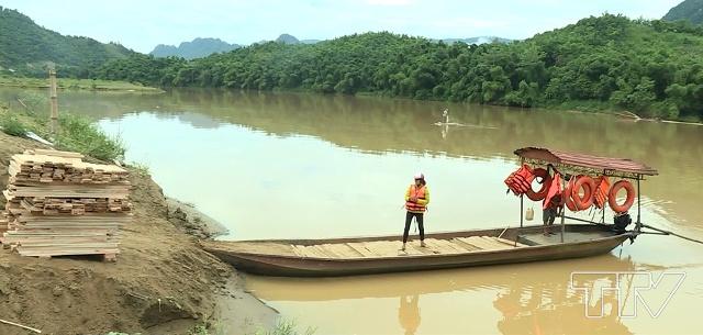 Đường lên xuống của nhiều bến đò vẫn là đường đất.