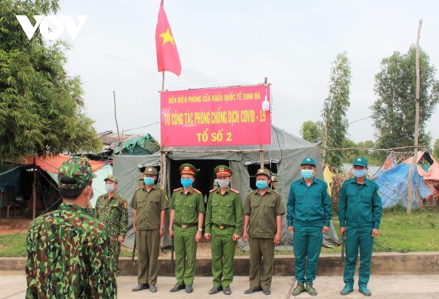 Các cán bộ, chiến sĩ Tổ 2 Đồn Biên phòng cửa khẩu quốc tế Dinh Bà, huyện Tân Hồng, tỉnh Đồng Tháp cùng các lực lượng phối hợp chuẩn bị đi tuần tra.