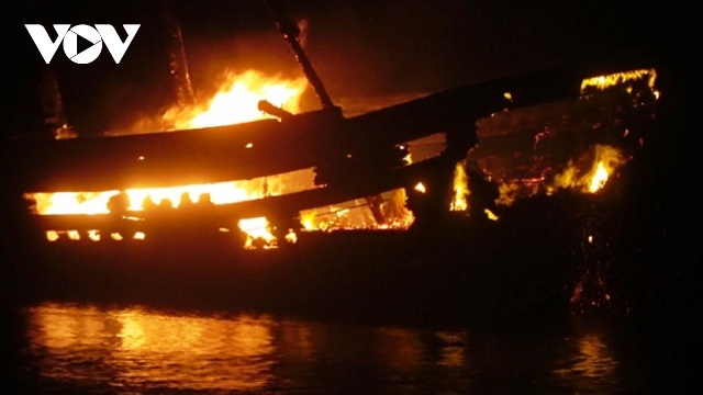 Tàu cá nguy cơ cháy rất cao vì là tàu gỗ chở bình gas cùng nhiều vật liệu dễ cháy