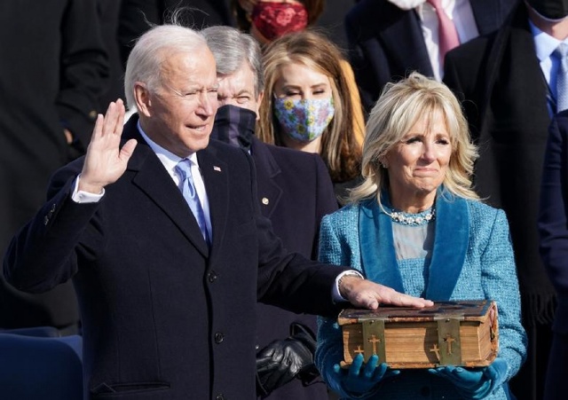 Bà Jill Biden cầm quyển kinh thánh khi ông Joe Biden tuyên thệ trở thành Tổng thống thứ 46 của nước Mỹ ngày 20/1/2021 tại Điện Capitol. Ảnh: Reuters