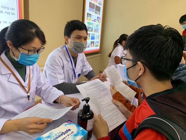 Các sinh viên đến Đại học Y Hà Nội nghe tư vấn về việc tiêm thử nghiệm vaccine, sáng 2/1. - Ảnh: VGP