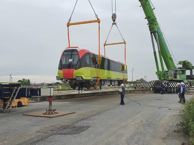 Cuối tháng 10/2020, đoàn tàu đầu tiên của Metro Nhổn - ga Hà Nội đã được đưa về ga S1 và hoàn tất lắp đặt trên ray sau hai tháng thi công