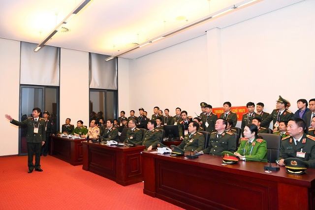 Thứ trưởng Bùi Văn Nam cùng Đoàn công tác kiểm tra tại Trung tâm Thông tin chỉ huy của Tiểu ban ANTT tại Trung tâm Hội nghị Quốc gia.