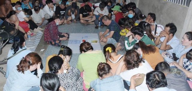 Những con bạc bị bắt chủ yếu là nữ, trong khi một số thanh niên đã nhanh chân tẩu thoát. ẢNH: B.B