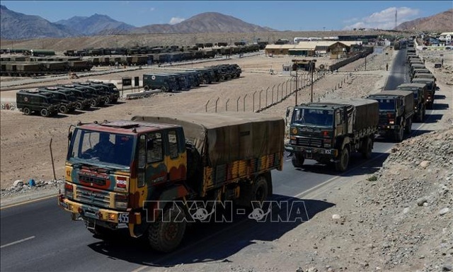 Xe quân sự di chuyển tới khu vực ở Ladakh, nơi có Đường kiểm soát thực tế (LAC) phân giới giữa Trung Quốc và Ấn Độ, ngày 15/9/2020. Ảnh: Reuters/TTXVN