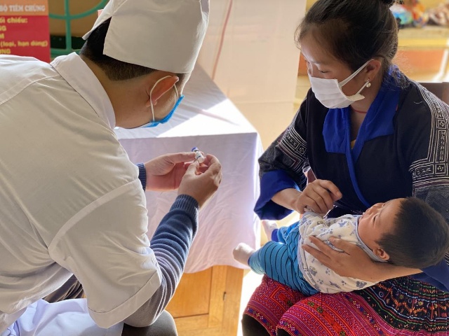 Tiêm chủng cho trẻ em tại xã La Pán Tẩn (huyện Mù Cang Chải, Yên Bái). Ảnh: tiemchungmorong.vn