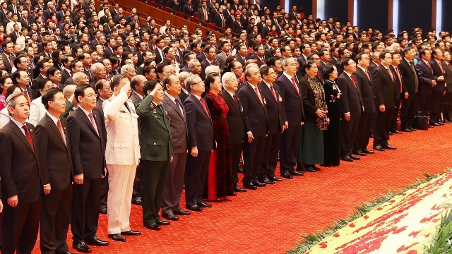 Các đại biểu dự Đại hội XIII của Đảng làm lễ chào cờ tại phiên khai mạc