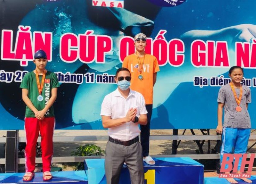 Phạm Thị Vân trên bục nhận huy chương vàng.