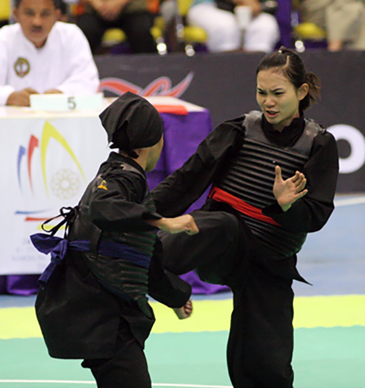 Võ sĩ Thu Hồng (áo giáp đỏ) khi còn thi đấu ở SEA Games. (Ảnh: VietNamNet).
