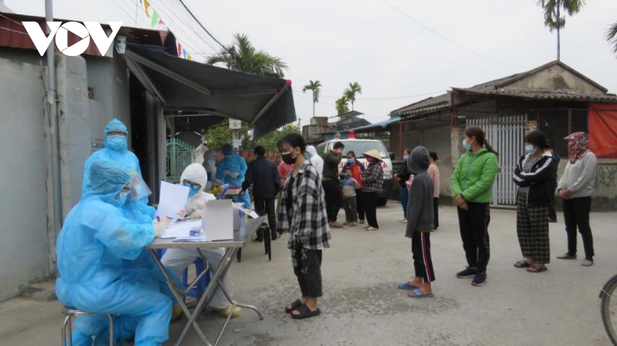 Lực lượng chức năng lập 3 điểm lấy mẫu xét nghiệm đối với tất cả người người dân thôn 4 Lôi Động, xã Hoàng Động, huyện Thủy Nguyên, Hải Phòng.