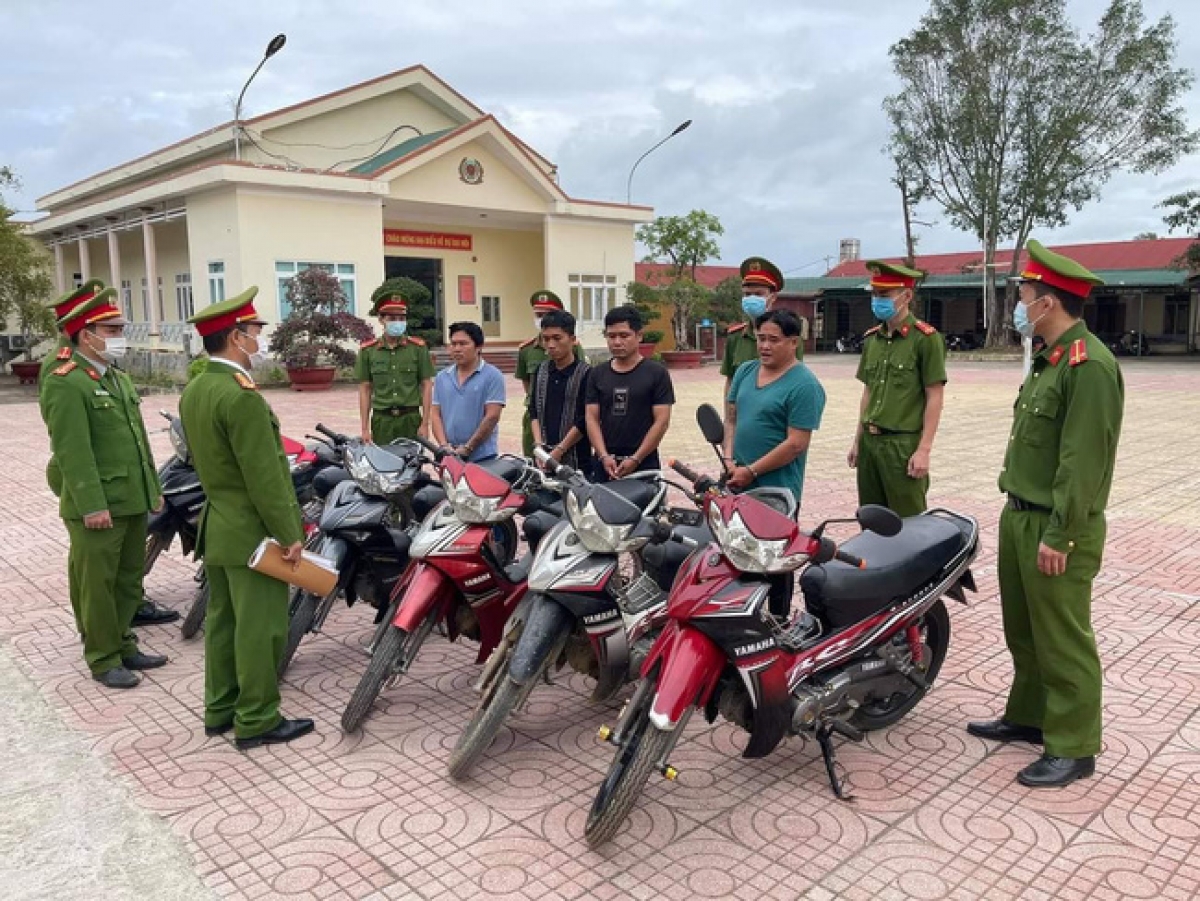 Các đối tượng trộm cắp xe máy bị bắt giữ cùng tang vật tại trụ sở Công an huyện M'Drắk, tỉnh Đắk Lắk.