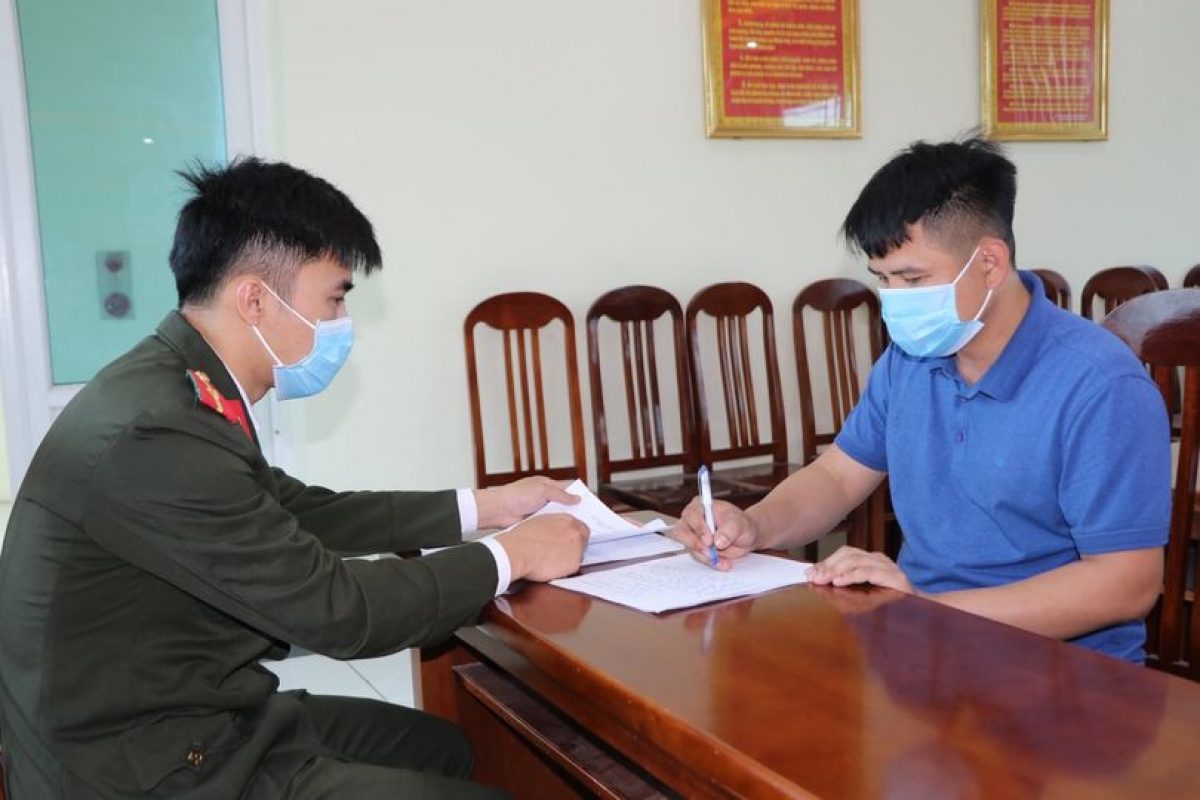 Công an huyện Yên Lạc mời chủ cơ sở vi phạm lên làm việc.