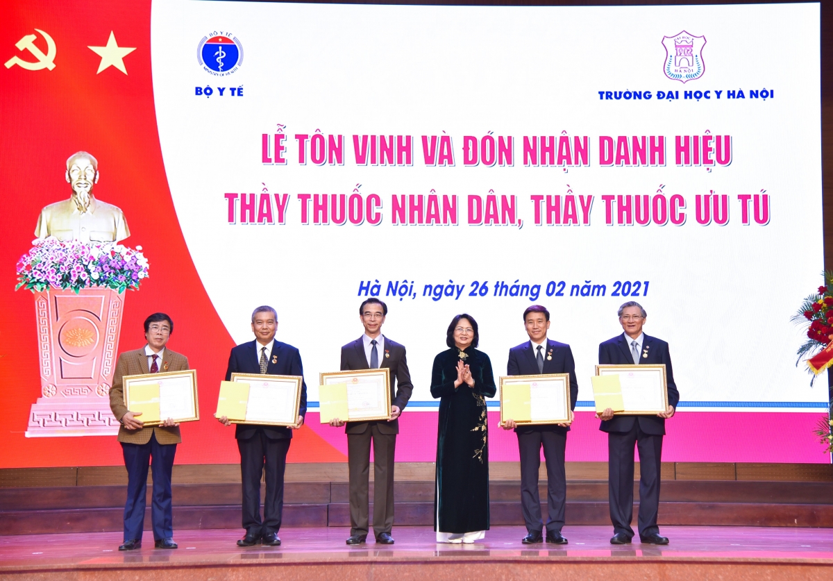 Phó Chủ tịch nước Đặng Thị Ngọc Thịnh trao tặng danh hiệu cho 5 thầy thuốc nhân dân.