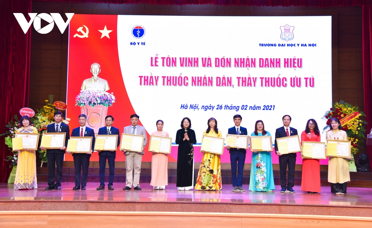 Phó Chủ tịch nước Đặng Thị Ngọc Thịnh trao tặng danh hiệu cho 12 thầy thuốc ưu tú. 