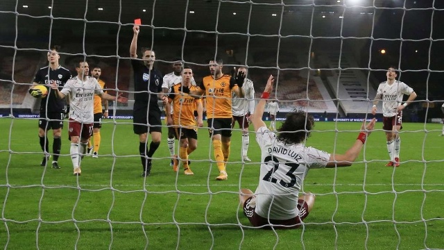 HLV Arteta bức x&uacute;c khi David Luiz nhận thẻ đỏ trong trận đấu với Wolves. (Ảnh: Getty).