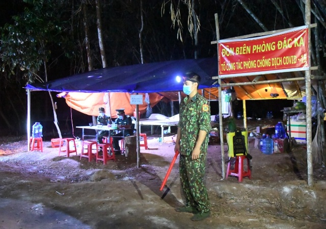 Chiến sĩ quân hàm xanh trắng đêm tại các điểm chốt chặn giữa lõi rừng quốc gia Bù Gia Mập. Ảnh: VGP/Nguyễn Kim