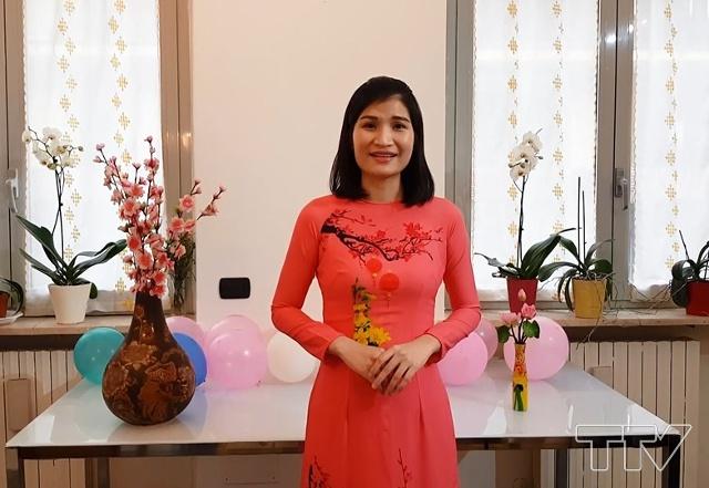 Chị Nguyễn Phượng, sinh sống và làm việc tại Italia: Chúng ta đã cùng nhau vượt qua năm 2020 đầy khó khăn và thử thách. Chính phủ và người dân Việt Nam đã thực hiện rất tốt trong công tác đẩy lùi dịch bệnh. Cho dù là những ngày gần Tết này đại dịch đang quay trở lại, nhưng qua theo dõi thông tin, tôi thấy rằng người dân chúng ta có ý thức cộng đồng rất cao. Tôi nghĩ rằng những người Việt Nam trên toàn thế giới sẽ rất tự hào về Việt Nam và tôi có một niềm tin mạnh mẽ những con người kiên cường ý chí ở quê hương Việt Nam thân yêu sẽ được bình an và nhanh chóng đẩy lùi được dịch bệnh. Bước sang năm 2021 tôi xin chúc tất cả mọi người sẽ luôn lạc quan và mạnh mẽ cùng nhau đoàn kết vượt qua giai đoạn khó khăn này, để đón chào tương lai tươi sáng ở phía trước.