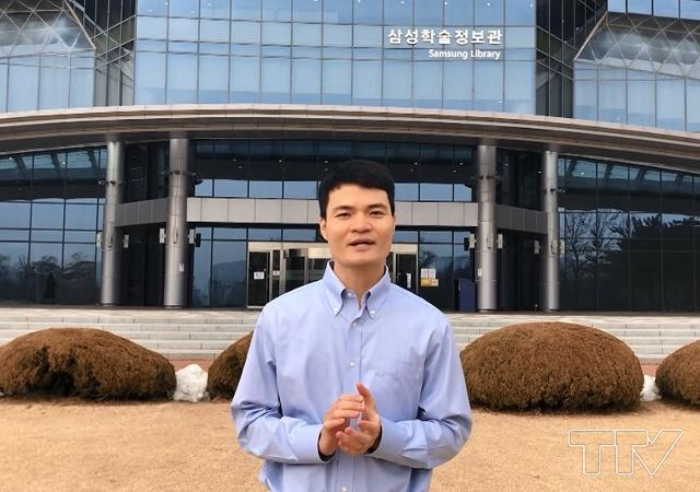 Tiến sĩ Phan Thành Luân, Trường Đại học Sungkyunkwan, Hàn Quốc: Thực sự là dịp Tết này tôi rất háo hức và mong chờ được trở về thăm gia đình khi mà vợ chồng tôi vừa chào đón em bé đầu lòng. Nhưng rất tiếc là do dịch COVID-19 mà tôi không thể trở về Việt Nam được. Tuy nhiên qua theo dõi tin tức thì tôi thấy Việt Nam mình đang phòng chống dịch rất tốt, điều này khiến tôi thực sự rất yên tâm. Nhân dịp năm mới 2021 và đón xuân Tân Sửu, tôi xin kính chúc quý khán giả và những người con xứ Thanh trên mọi miền tổ quốc một năm mới tràn đầy sức khỏe,hạnh phúc vạn sự như ý. Chúc mừng năm mới!