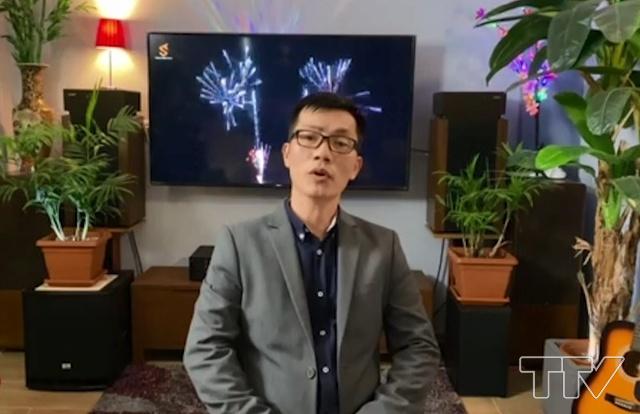 Anh Lê Vĩnh Trung, sinh sống và làm việc tại Cộng hoà Séc: Mọi năm dịp Tết đến là anh em kiều bào bên này lại tụ tập đông đủ cùng nhau ăn uống tổ chức đón Tết để đỡ cảm giác nhớ nhà, nhớ quê hương. Nhưng năm nay mọi người không thể đi lại, tụ tập gặp nhau nên thực sự rất buồn. Nhân dịp đầu năm mới, tôi chúc cho thế giới và Việt Nam chúng ta nhanh chóng đẩy lùi đại dịch để tất cả chúng ta khỏe mạnh, bình an, cuộc sống trở lại bình thường và bà con kiều bào có thể về thăm quê hương mỗi dịp Tết đến xuân về. Chúc mừng năm mới 2021.