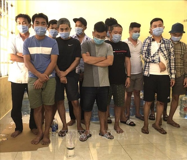 Các đối tượng tham gia đánh bạc bị cơ quan Công an tạm giữ hình sự. Ảnh: TTXVN phát
