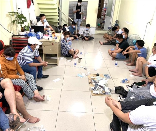 Hiện trường vụ đánh bạc bị công an phát hiện. Ảnh: TTXVN phát
