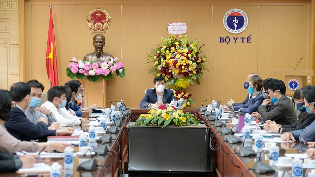 GS. TS Nguyễn Thanh Long, Bộ trường Bộ Y tế chủ trì buổi làm việc với đại diện Tổ chức Y tế Thế giới (WHO) và Quỹ Nhi đồng Liên Hiệp Quốc (UNICEF) tại Việt Nam về vắc xin phòng COVID-19. 