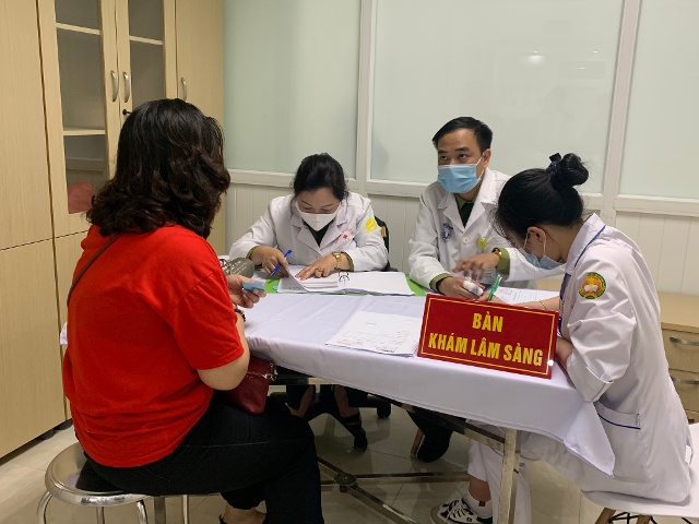 Các tình nguyện viên đến khám sàng lọc tại buổi đầu tiên tiêm thử nghiệm giai đoạn 2 vaccine Nanocovax ở Học viện Quân Y. Ảnh: VGP/Hiền Minh