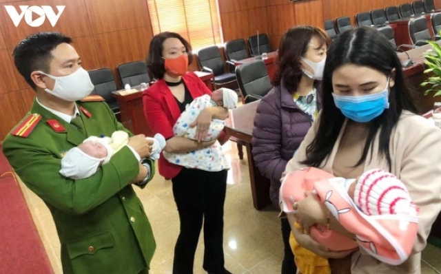 Bàn giao 4 trẻ sơ sinh cho Trung tâm Bảo trợ xã hội (Hội Liên hiệp Phụ nữ Việt Nam)