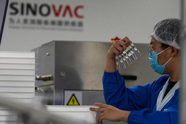 Lô vaccine Sinovac do Trung Quốc sản xuất đã được đưa tới Singapore tối 23/2. Ảnh: AP