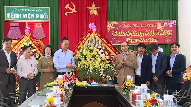 đồng chí Trịnh Tuấn Sinh, Phó Bí thư Tỉnh uỷ đã đi thăm và chúc mừng các y bác sỹ đang công tác tại Bệnh viện Phổi 