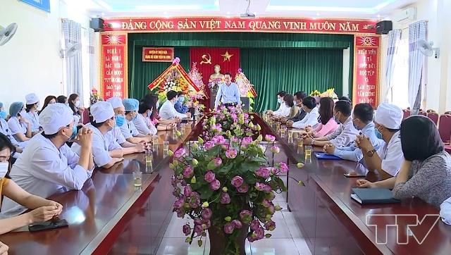 đồng chí Trịnh Tuấn Sinh, Phó Bí thư Tỉnh uỷ đã đi thăm và chúc mừng các y bác sỹ đang công tác tại Bệnh viện Phổi và Bệnh viện Đa khoa huyện Thiệu Hoá