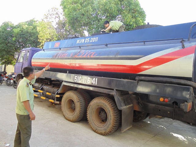 Một xe vận chuyển xăng dầu vi phạm bị cơ quan chức năng phát hiện, tạm giữ (ảnh: Báo Đắk Lắk)