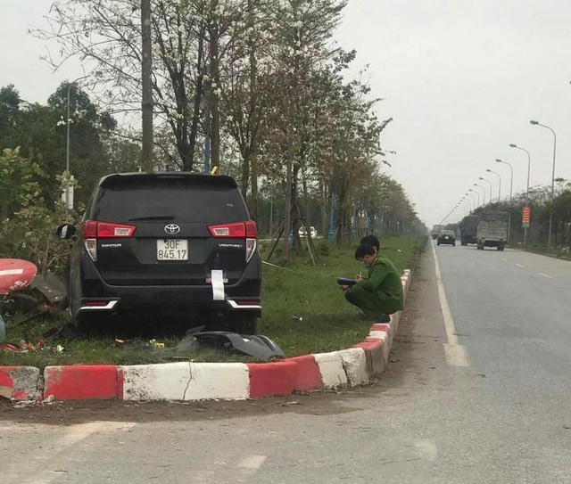 Sau khi gây tai nạn liên hoàn, chiếc xe Toyota Innova lao thẳng lên dải phân cách ở ngã tư Tâm Đồng - Mê Linh (Ảnh: Thành Trung).