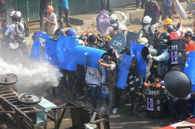 Người biểu tình Myanmar đối đầu với lực lượng an ninh (Ảnh: AFP)