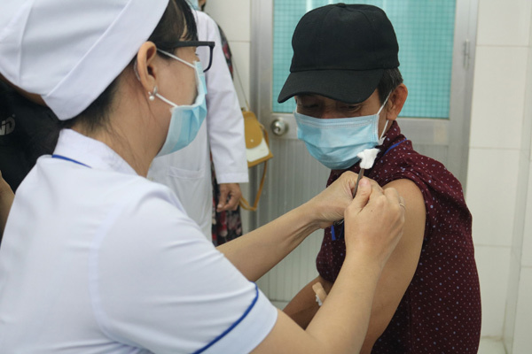 Tiêm thử nghiệm vắc xin Nanocovax tại Long An