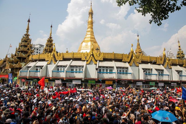 Người biểu tình xuống đường phản đối đảo chính quân sự (Ảnh minh họa: Reuters)