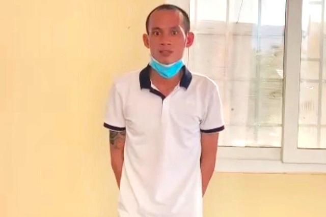 Đối tượng Nguyễn Văn Hậu bị lực lượng chức năng bắt khi đang lẩn trốn tại cửa khẩu quốc tế Xà Xía, trên địa phận tỉnh Kiên Giang