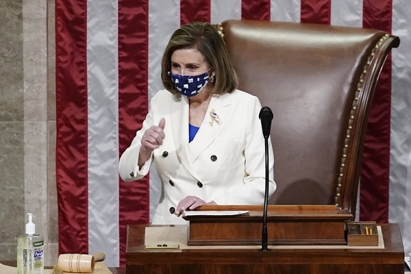 Chủ tịch Hạ viện Nancy Pelosi trong buổi bỏ phiếu thông qua gói cứu trợ hôm 10/3. Ảnh: AP