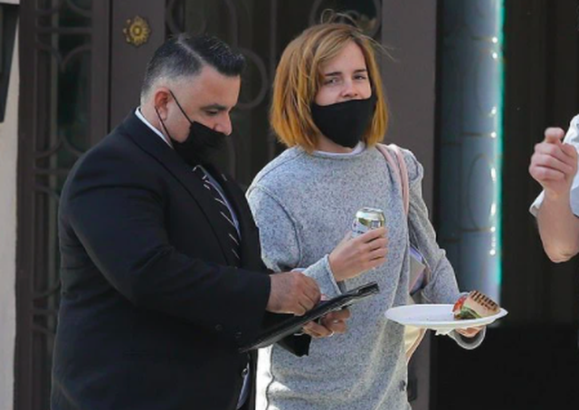 Ngày 11/3, Emma Watson xuất hiện hiếm hoi trên đường phố. 