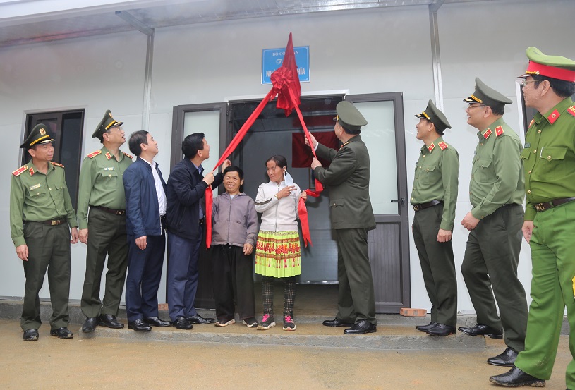 Bộ trưởng Tô Lâm và đồng chí Bí thư Tỉnh ủy Đỗ Trọng Hưng cùng các đồng chí lãnh đạo Bộ Công an và nhà tài trợ đã bàn giao nhà tình nghĩa cho gia đình anh Vàng A Lòng. 