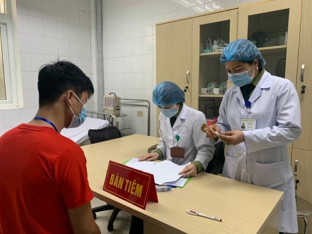 Những tình nguyện viên tham gia tiêm thử nghiệm lâm sàng giai đoạn 2 vaccine Nanocovax - Ảnh: VGP/Hiền Minh
