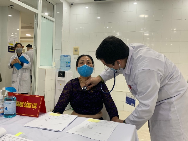 Bệnh nhân khám sàng lọc trước khi tham gia thử nghiệm giai đoạn 2 tiêm vaccine Nanocovax phòng bệnh COVID-19 “make in Vietnam”. Ảnh: VGP/Hiền Minh