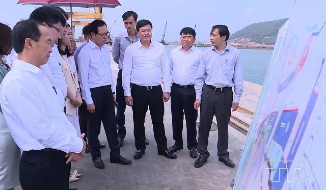 đo&agrave;n c&ocirc;ng t&aacute;c của Tổ hợp Samsung Việt Nam do &ocirc;ng Choi Joo Hoo, Tổng gi&aacute;m đốc l&agrave;m trưởng đo&agrave;n đ&atilde; đi khảo s&aacute;t thực địa, t&igrave;m hiểu cơ hội hợp t&aacute;c đầu tư tại Khu kinh tế Nghi Sơn.