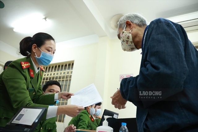 Người dân đi làm căn cước công dân có gắn chip tại Hà Nội. Ảnh Hải Nguyễn