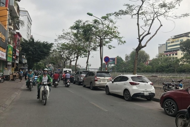 Nhiều tài xế  &quot;làm ngơ &quot; biển cấm dừng đỗ ôtô. Ảnh: Hiền Thanh.